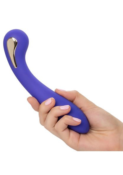 Paarse wandvibrator met gouden top in hand