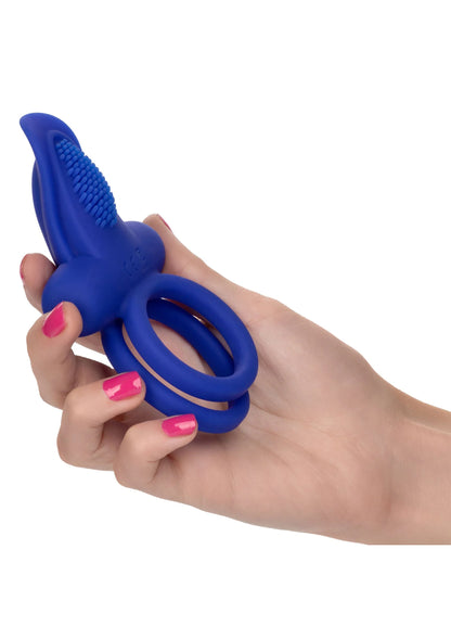 Blauwe siliconen dual enhancer met ring en ribbelpad, vastgehouden in de hand