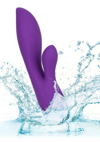 Paarse dual-liefdesvibrator met twee uiteinden, omringd door waterdruppels.