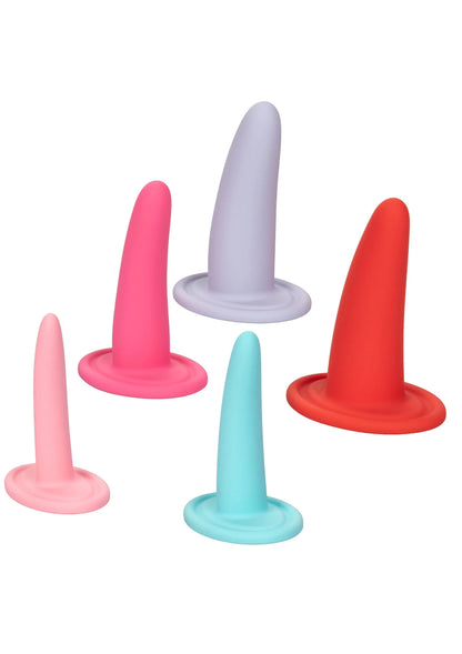 Vijf draagbare vaginale dilatators in roze, paars, grijs, blauw en rood