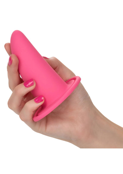Roze draagbare vaginale dilatator vastgehouden in hand