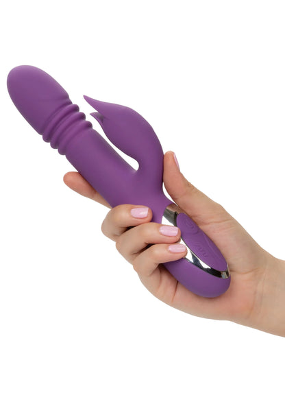 Paarse vibrator in hand, met tongvormig opzetstuk en zilveren detail