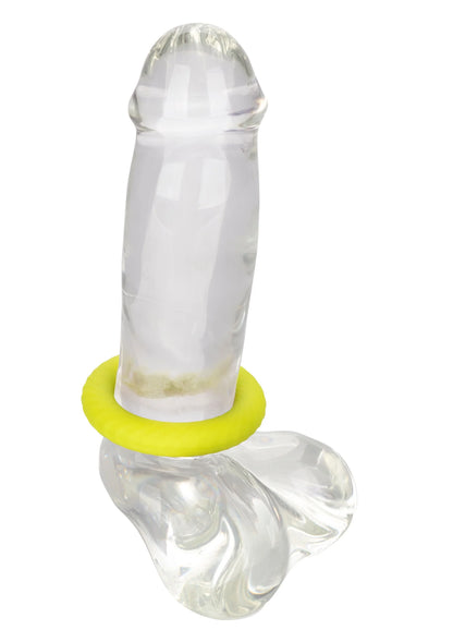 Gele siliconen ring gemonteerd rond een transparante dildo, ronde opening bovenin.