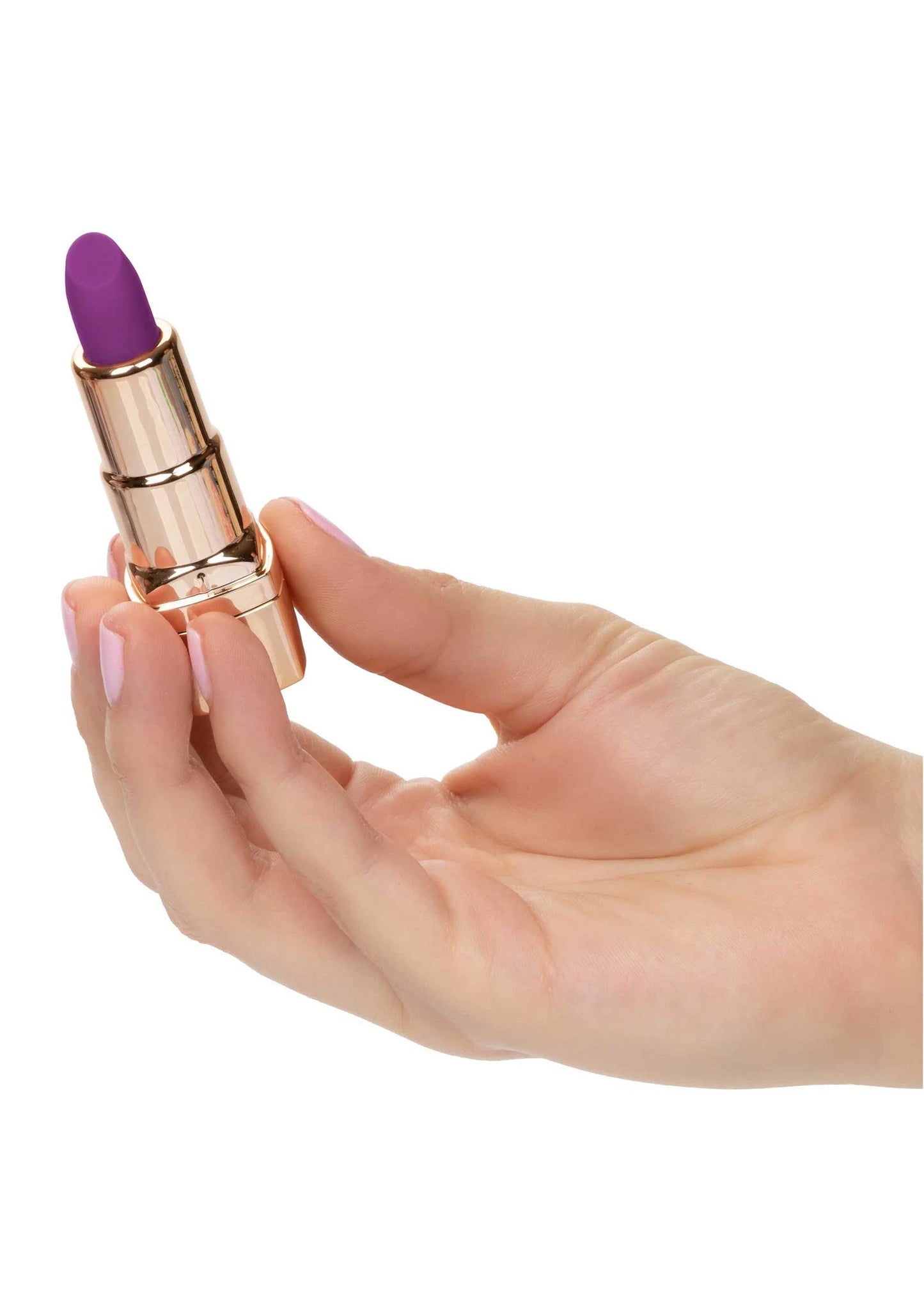 Lipstick-vibrator vastgehouden in hand: gouden behuizing en paarse dop