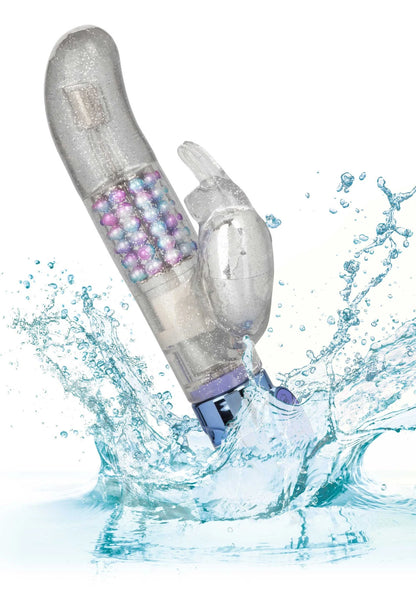 Zilverkleurige dubbelvibrator met parelaccenten in water, met spuitende waterdruppels