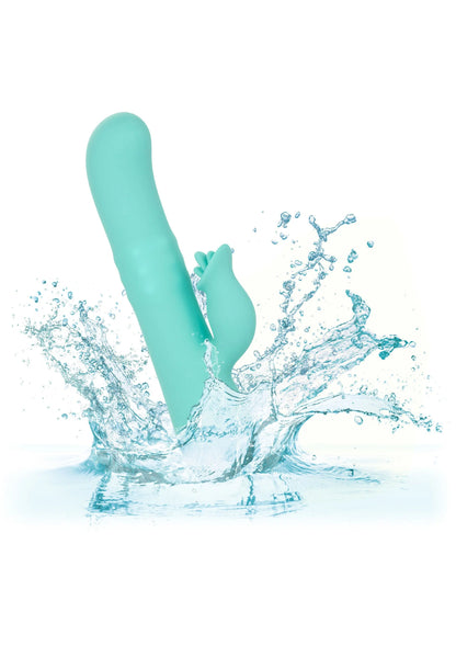 Turkoois siliconen vibrator in water met spatpatroon rond de kop.