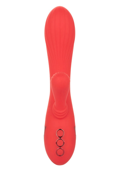 Rode rabbit-vibrator achterkant met drie metalen ringen en lange, afgeronde vorm