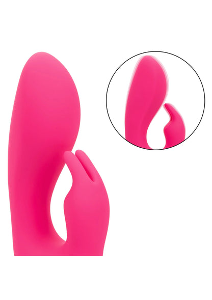 Roze siliconen vibrator zijaanzicht met kleine detailuitsparing bij opening