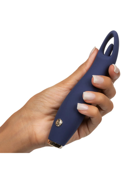 Donkerblauwe vibrator in hand, ovale opening en goudkleurig detail