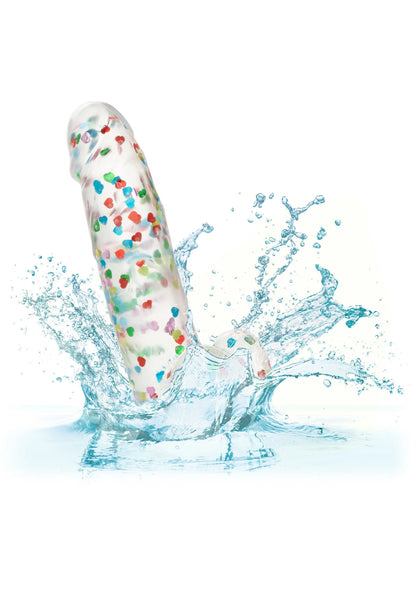 Nat ogende dildo met transparante schacht en gekleurde hartjes; water dat opspat