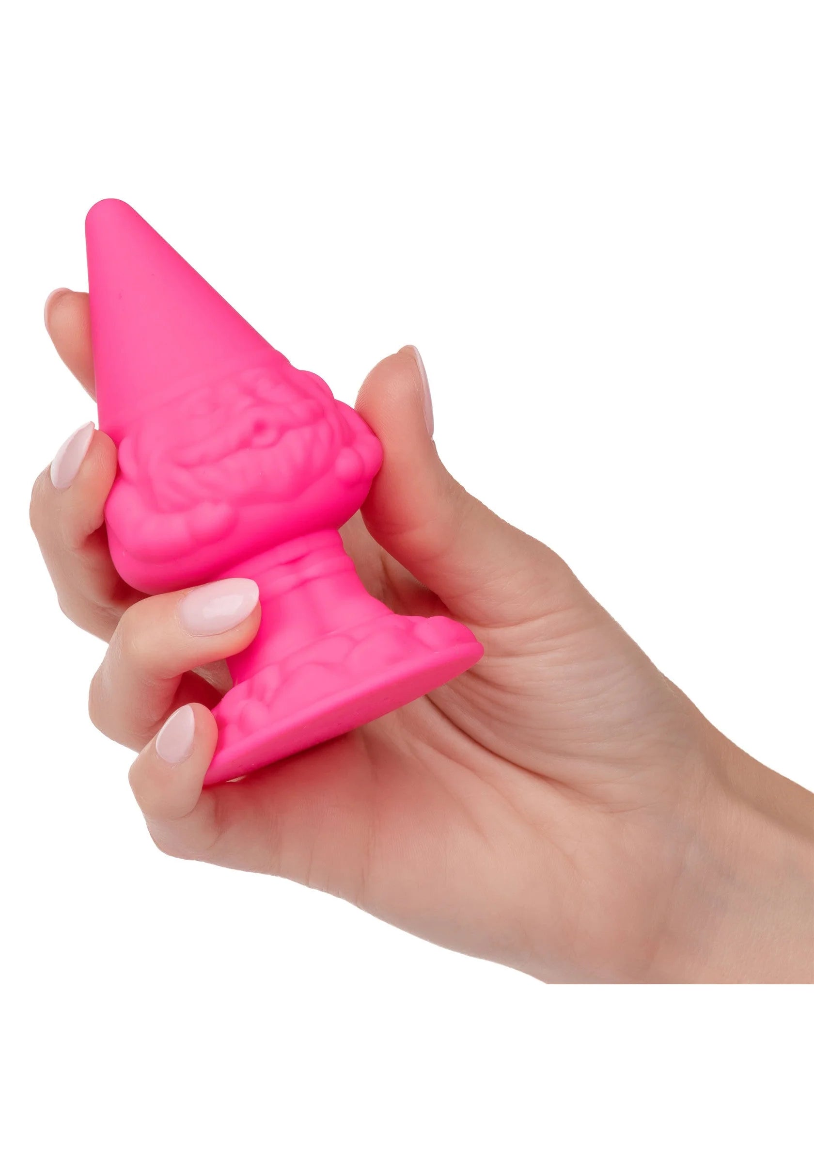 Roze anusplug in gnomenvorm, dicht bij handen met zicht op flens en buik.