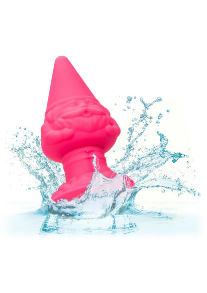 Roze gnome anusplug, staand met water in spatpatroon rond de voet.