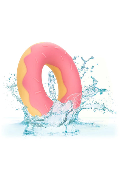 Roze siliconen donut-cockring met gele rand, rond en waterbestendig weergegeven