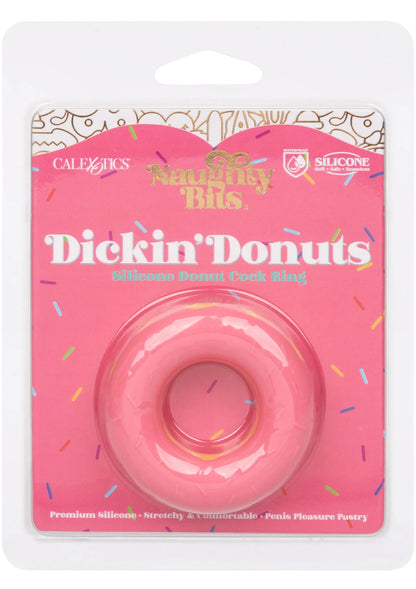 Verpakte roze siliconen donut-cockring met opschrift “Dickin’ Donuts” van CalExotics