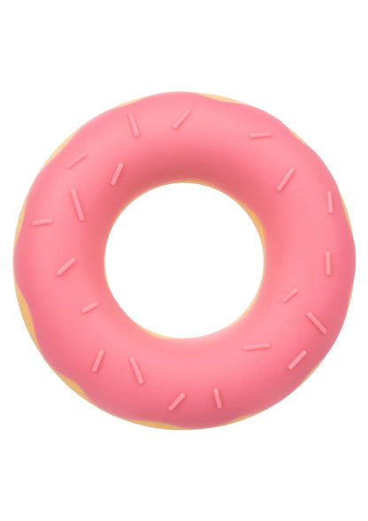 Roze siliconen donut-cockring met gele rand en sprinkles, close-up op ring