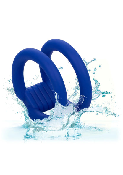 Blauwe dubbele cockring met geribbelde rand in water (spat-effect zichtbaar)