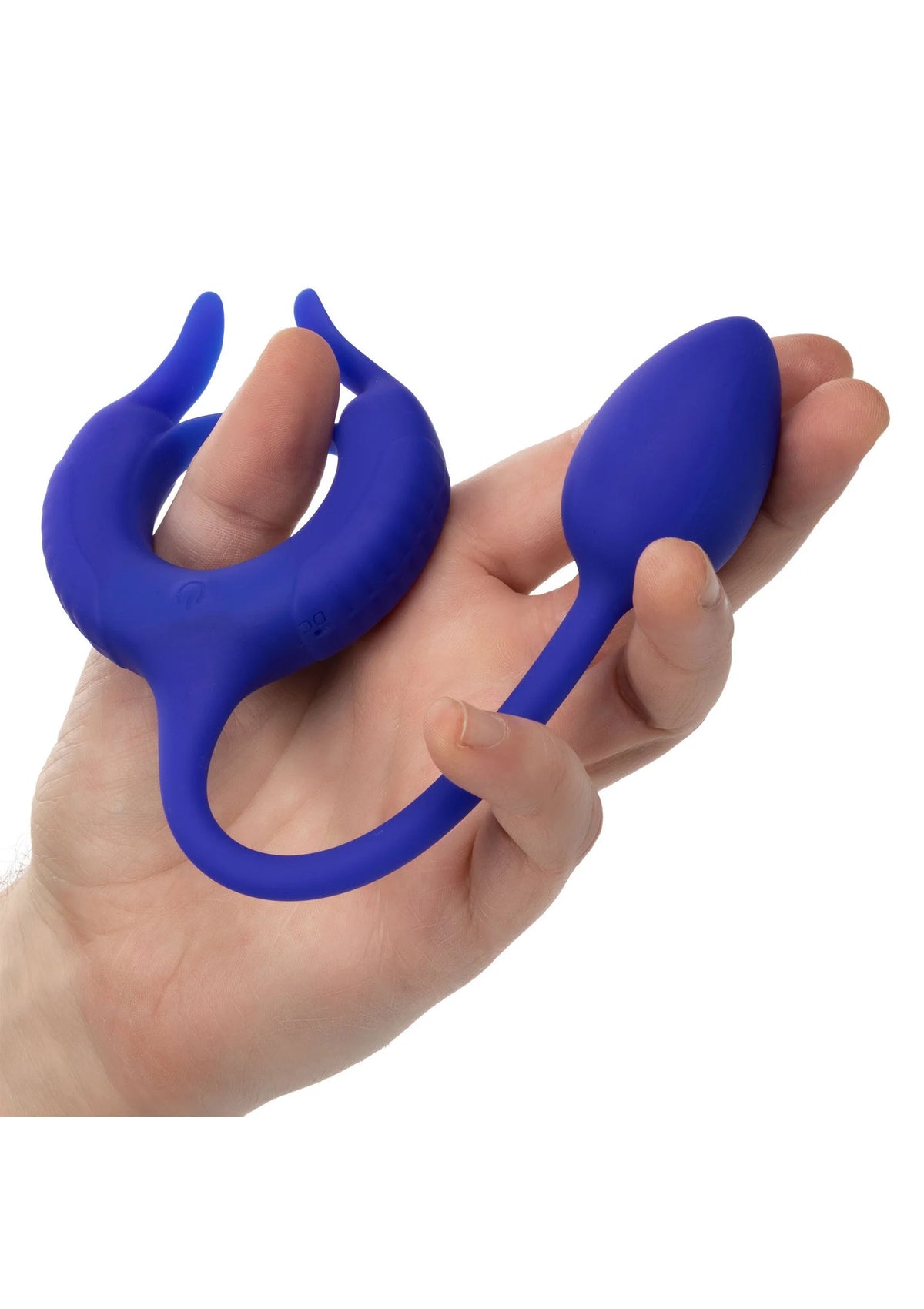 Blauwe siliconen penisring met staart in hand getoond