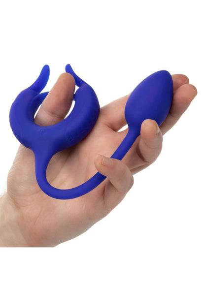 Blauwe siliconen penisring met staart in hand getoond