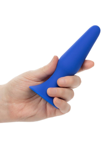 Blauwe siliconen anale trainer prob in hand, taps toelopend uiteinde