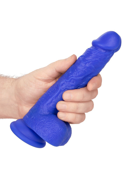 Blauwe vibrator-dildo in hand, met reliëf op de schacht en ronde kop