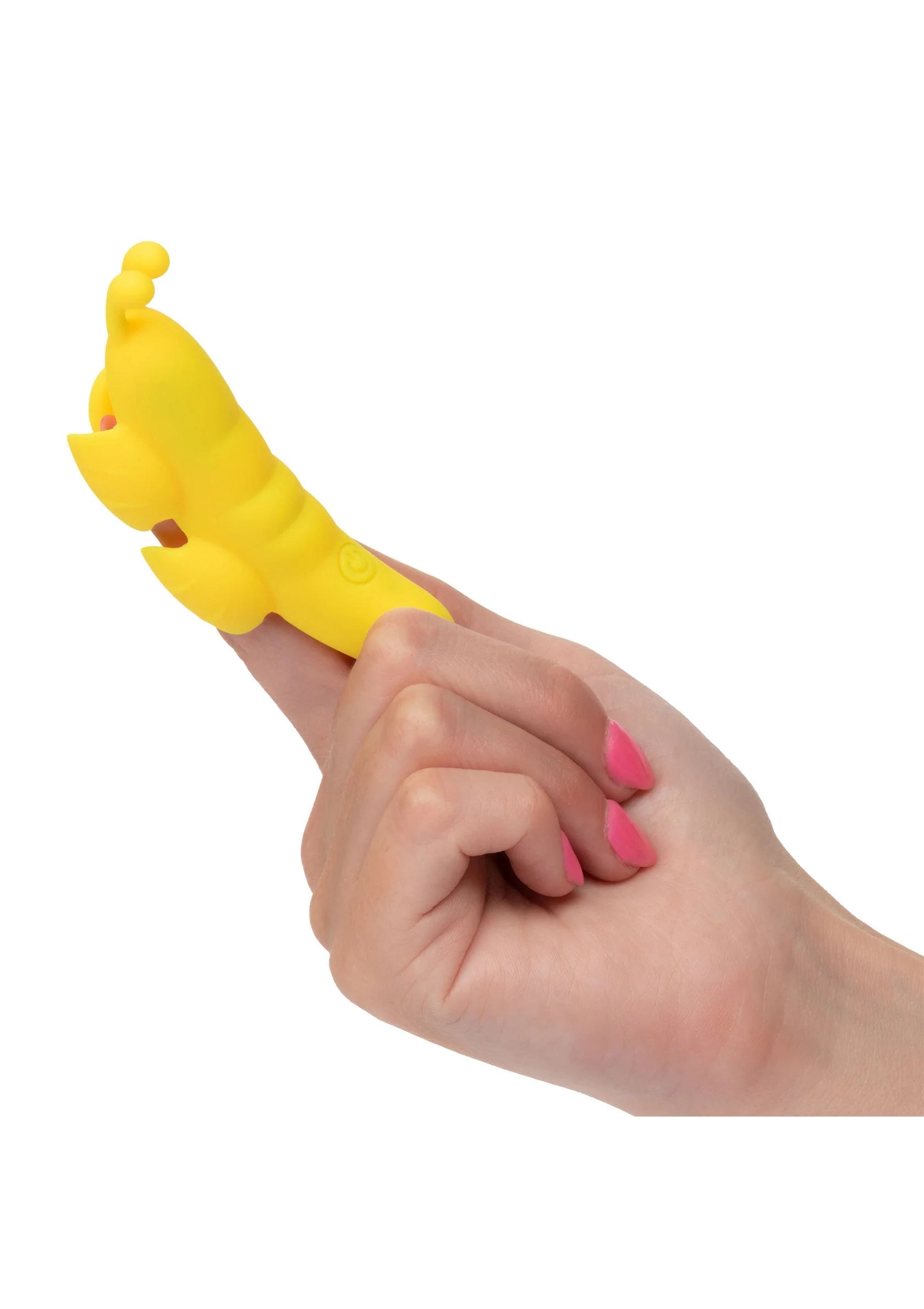 Gele vlinder-vormige vibrator, vastgehouden in een hand met roze nagellak.