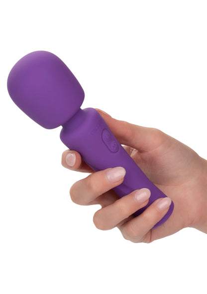 Paarse siliconen massager in de hand, met ronde kop en bedieningsknop