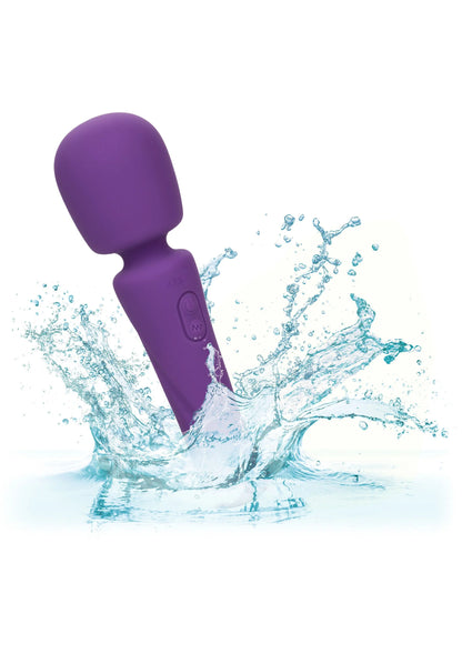 Paarse siliconen massager met waterdruppels rond het apparaat