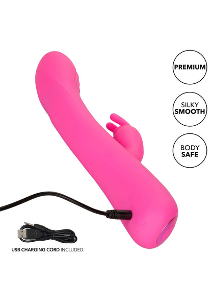 Roze siliconen vibrerende rabbit-massager met zichtbare USB-laadkabel