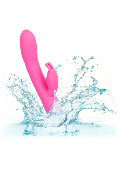 Roze rabbit-massager met opspattend water rondom de siliconen vorm