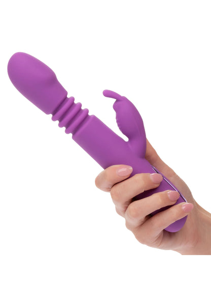 Paarse jackrabbit-vibrator in hand met afgeronde kop en ribbelgrip