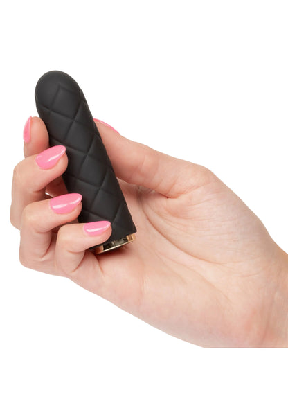 Zwarte gestikte mini-vibrator in hand met metalen onderrand