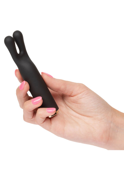 Zwarte V-vormige vibrator vastgehouden in hand met ronde opening bovenaan