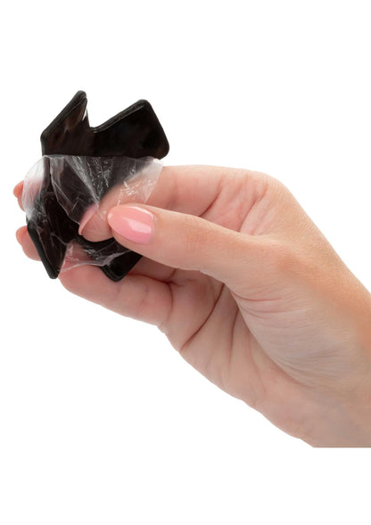 Zwarte O-ring pastie in hand, met metalen ring, peel & stick, herbruikbaar