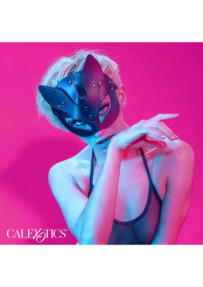 Kattenmasker gedragen door model met ooggaten en studs, in donkerblauwe tint