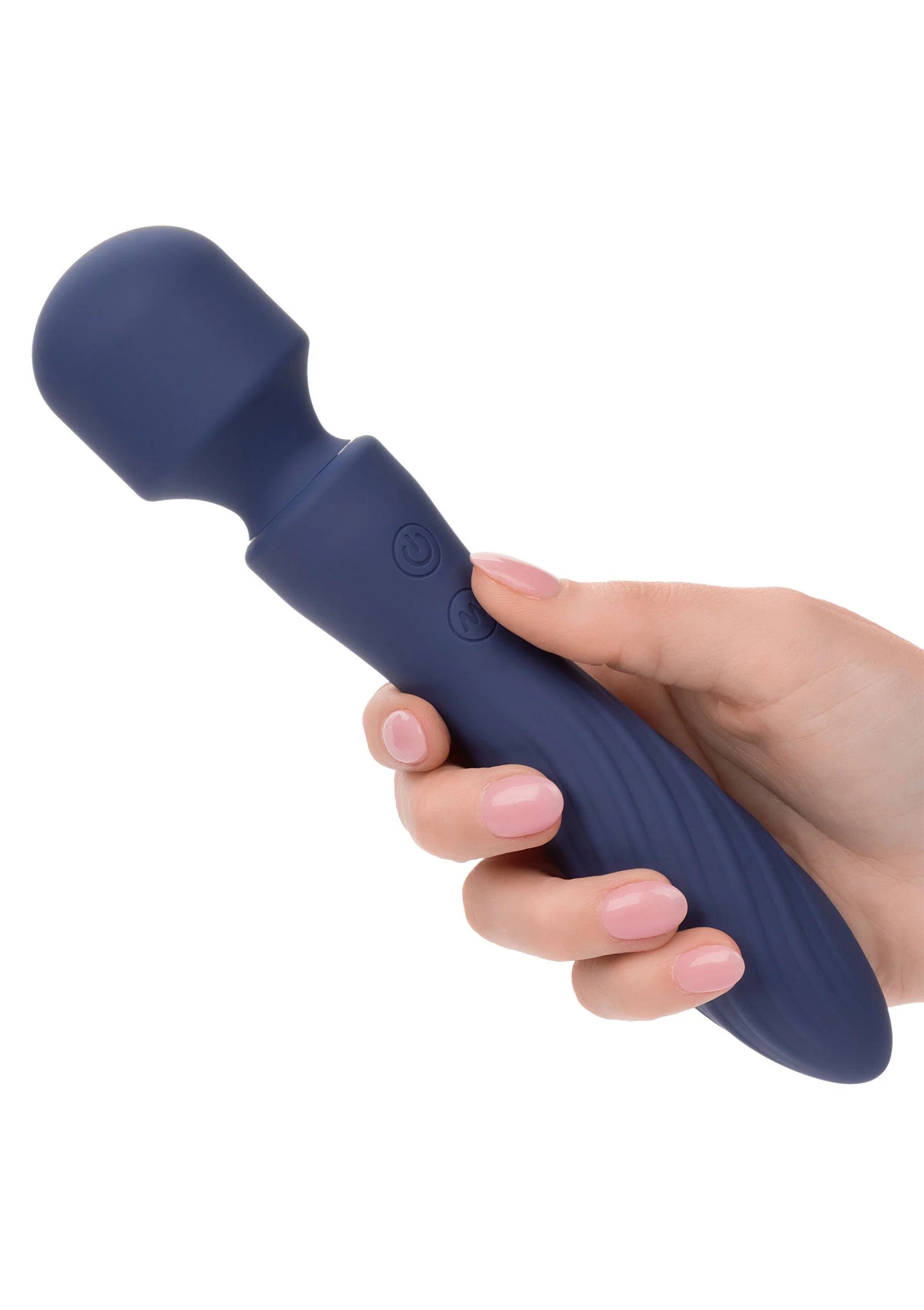 Blauwe siliconen vibratormassager met ronde kop en bedieningsknoppen, vastgehouden in hand
