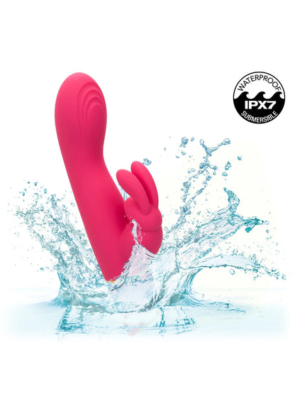 Roze vibrerende konijnvibrator in water met IPX7-waterdichtheidslabel