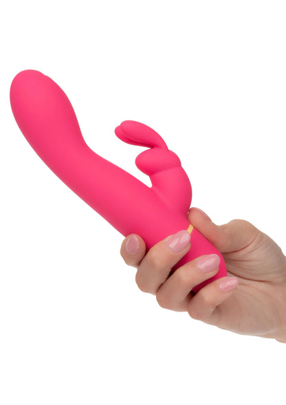 Roze konijnvibrator in hand, siliconen vorm met opstaande pootjes