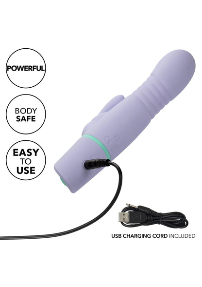 Lila vibrerende konijnen-vibrator met groen bandje en meegeleverde USB-oplaadkabel