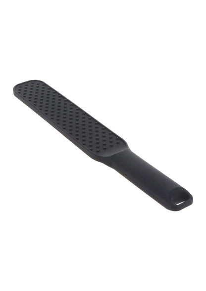 Zwarte spiked paddle schuin, met geperforeerde stippen en afgerond handvat.