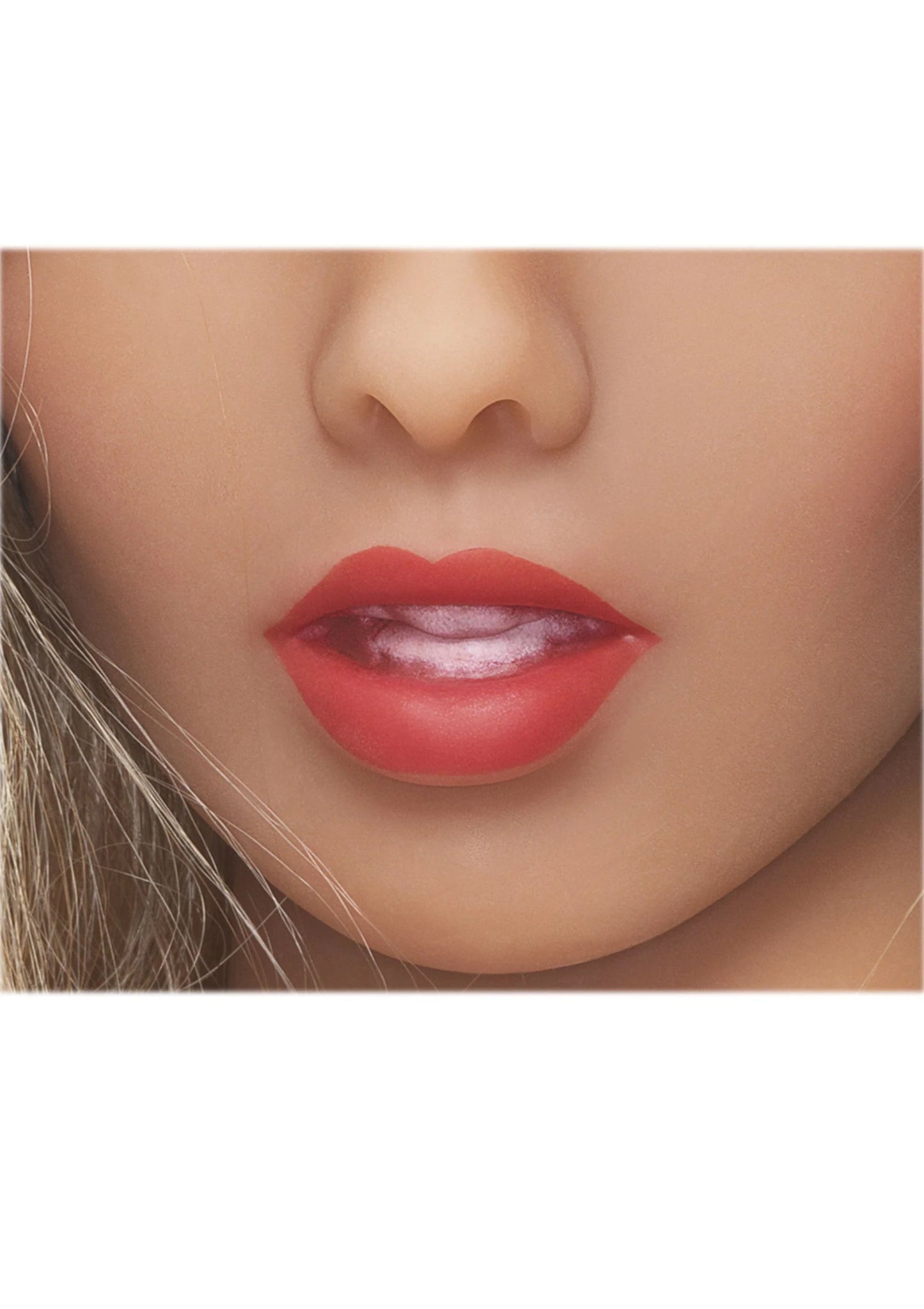 Close-up van lippen en kin van sekspop met glanzende rode lipstick