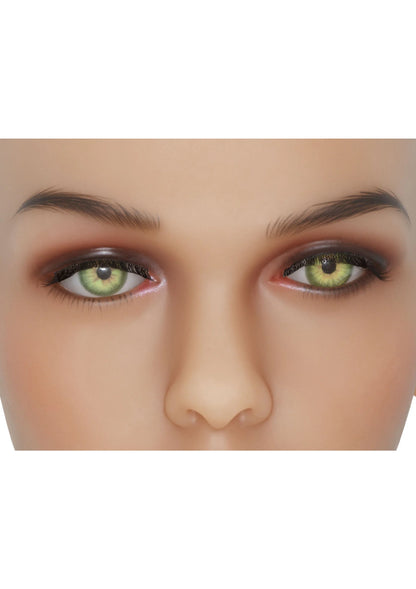 Close-up van de ogen van de naaktpop met groene oogkleur en duidelijke make-up
