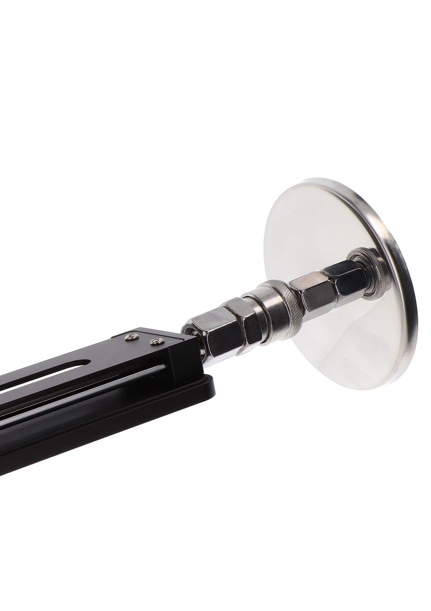 Close-up: ronde zuignap met chromen staaf en zwarte bevestiging