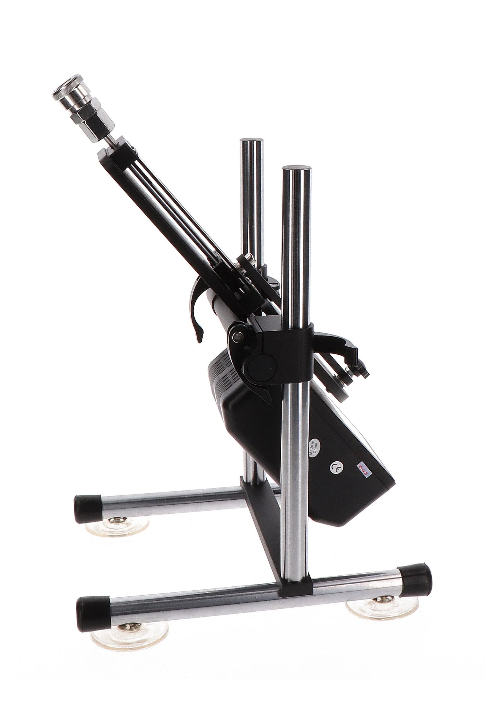 Zwarte seksmachine detail met metalen klem en chromen onderdelen op frame