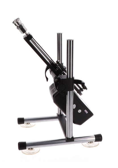 Zwarte seksmachine detail met metalen klem en chromen onderdelen op frame