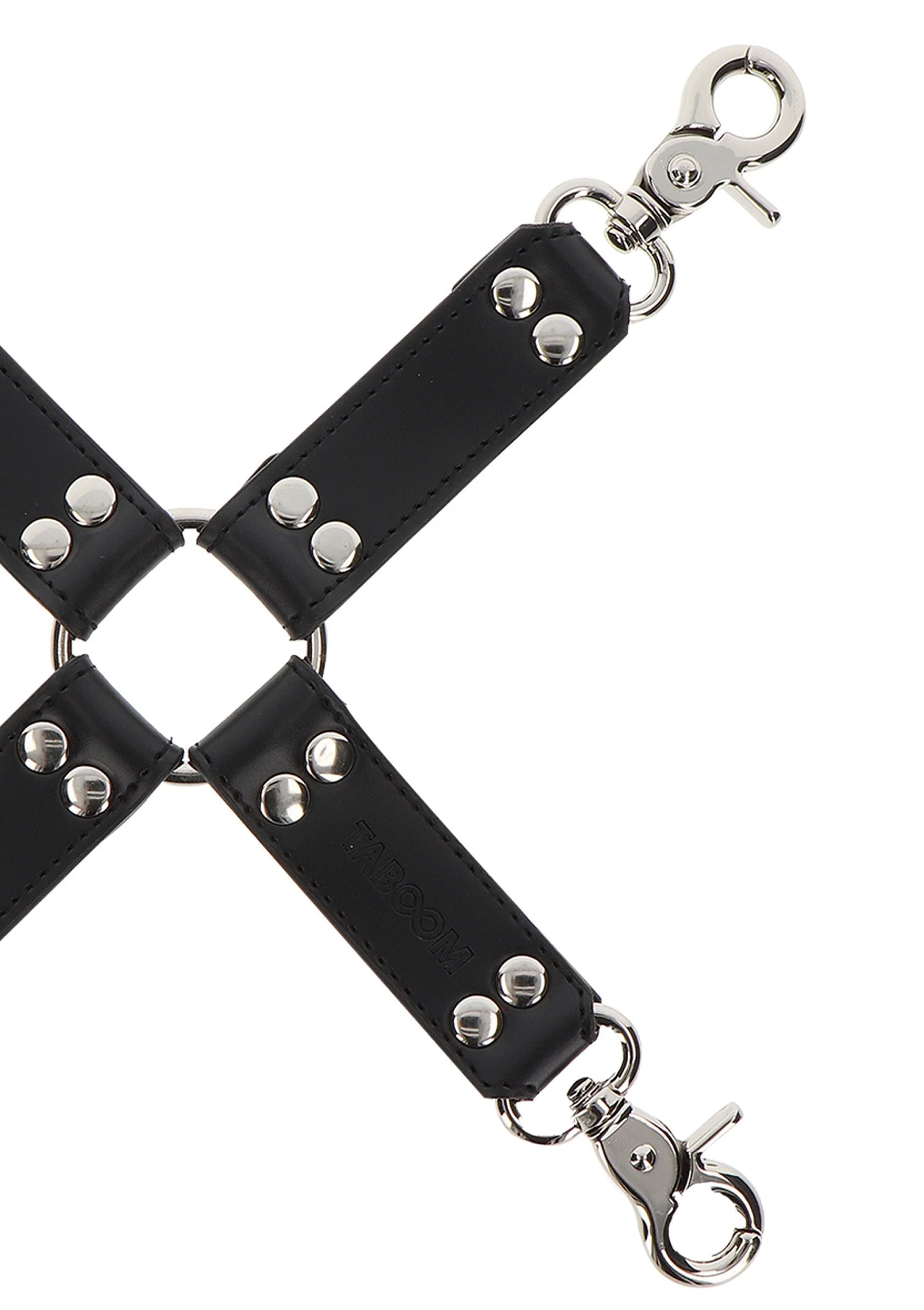 Detail van zwarte hogtie-riem met metalen ring en karabiner