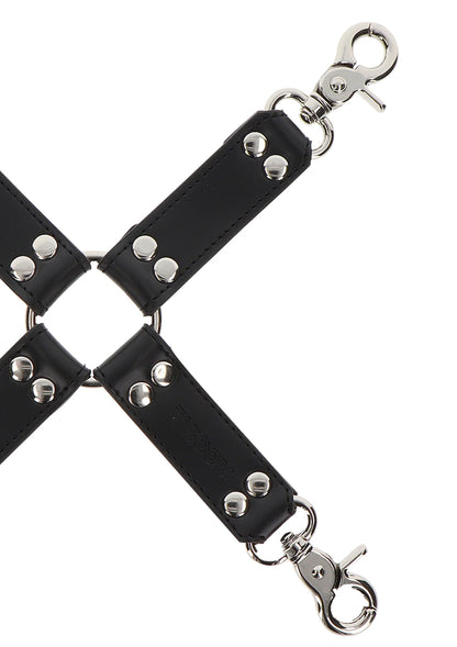 Detail van zwarte hogtie-riem met metalen ring en karabiner