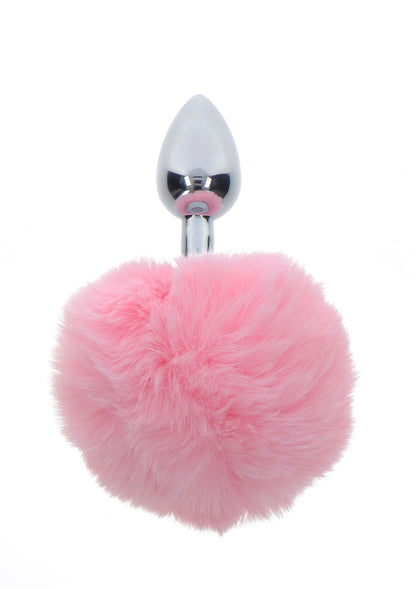 Roze pluizige buttplug met zilveren metalen plug, recht van voren gefotografeerd.