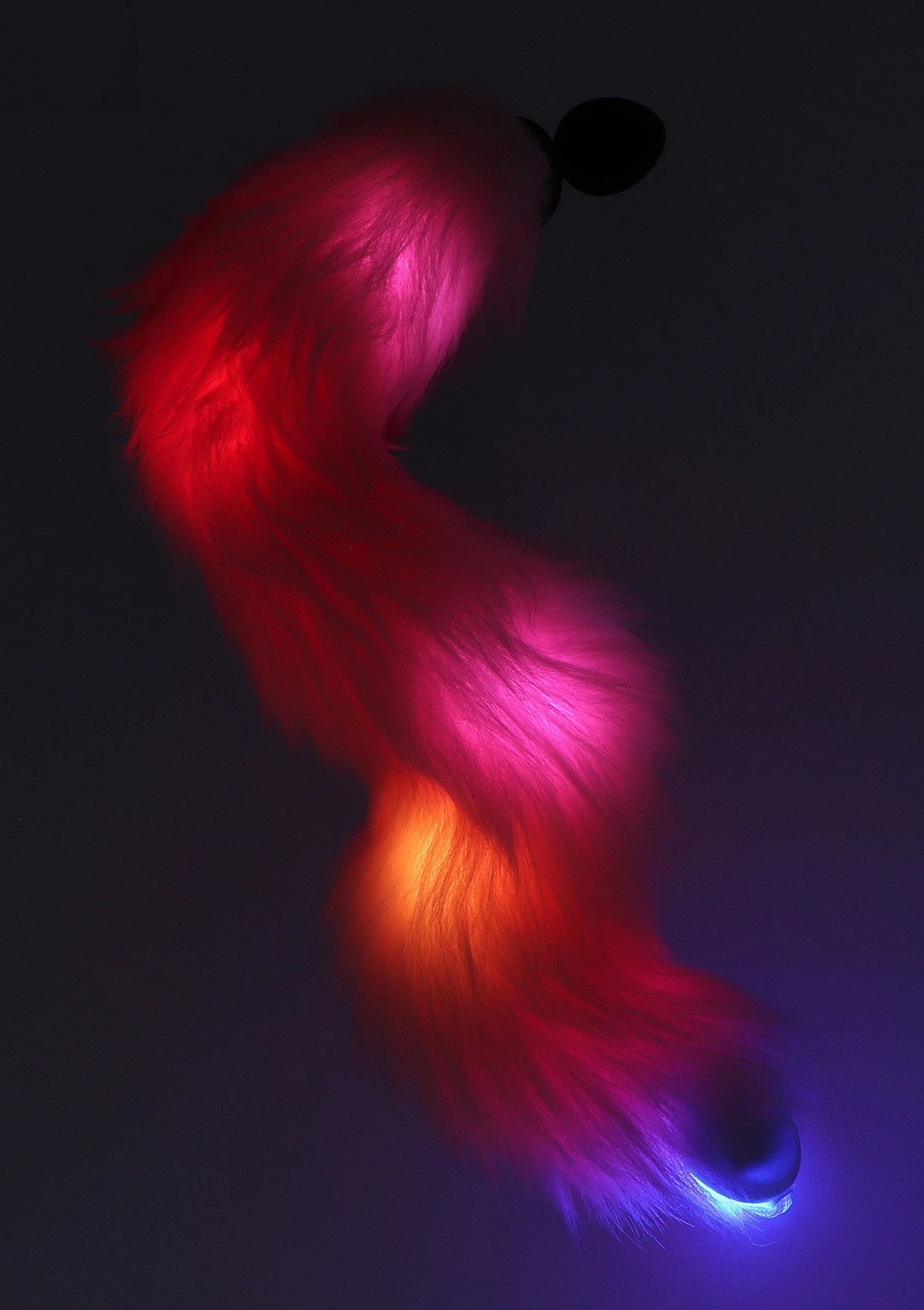 Eenhoornenstaart met LED-buttplug; rode pluizige staart en zwarte plug met lichtpunt