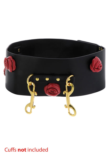 Close-up zwarte bondage riem met rode rozen en gouden haken; boeien niet inbegrepen