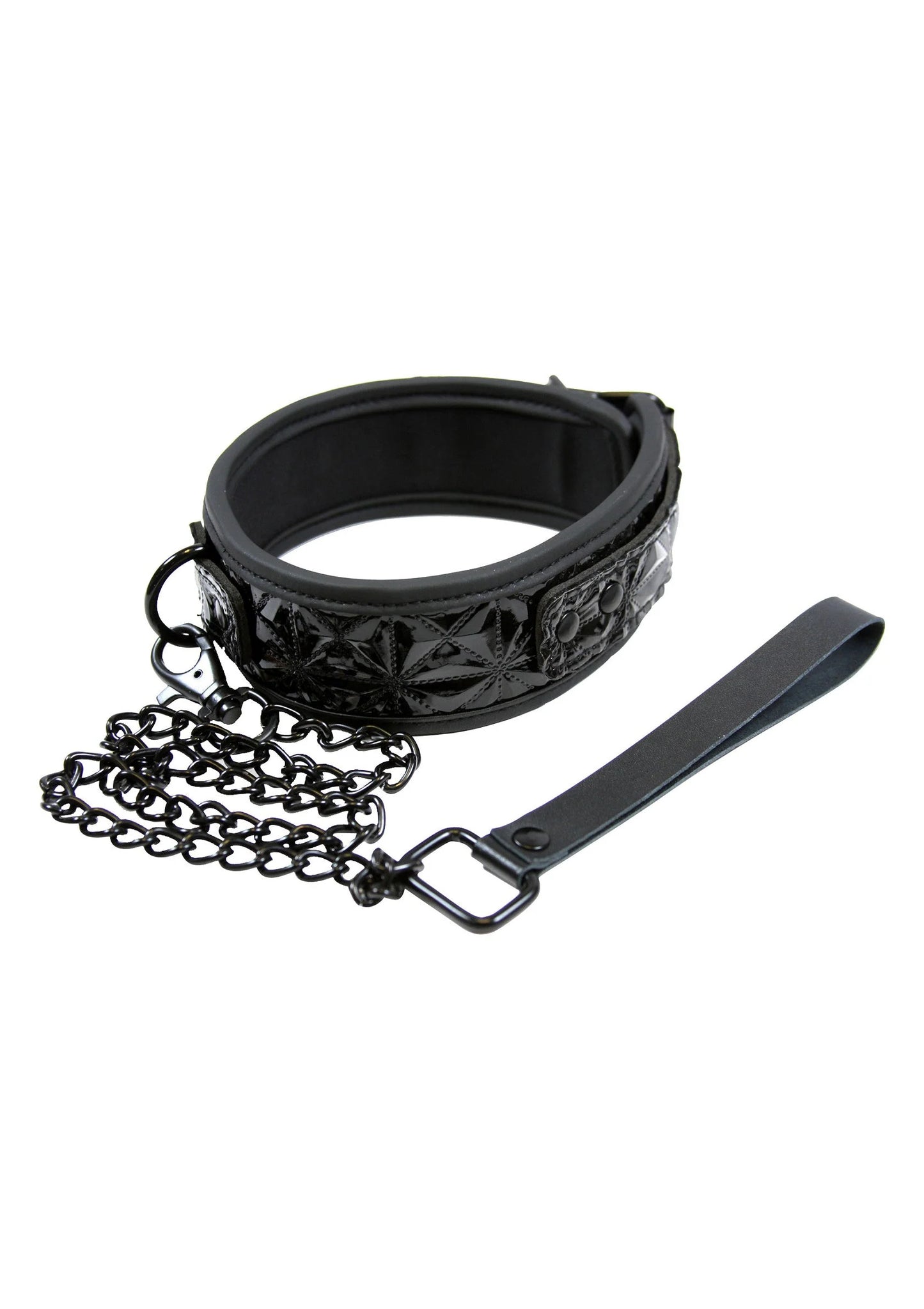 Zwarte vinyl halsband met ketting, schuifgesp en decoratieve reliëfband.